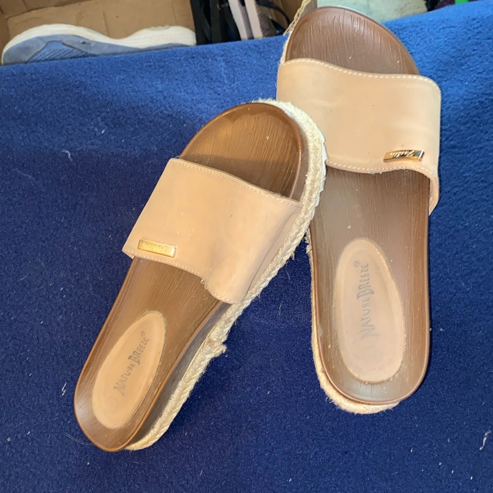 Women’s natural breeze slip on sander tans size 7.5